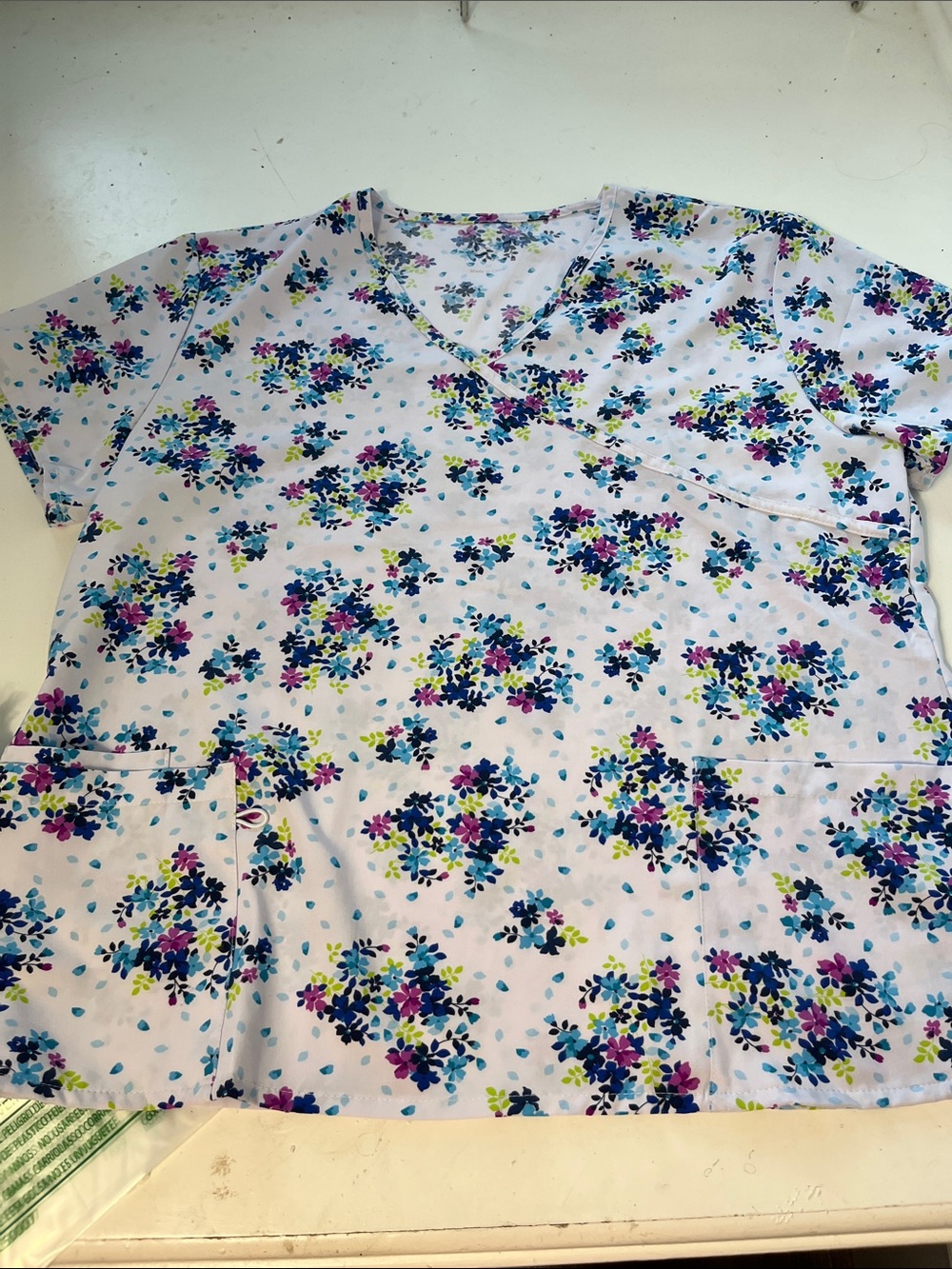 GT Performance 2X White Floral Print Short Sleeve V Neck Double Pocket Scrub Top